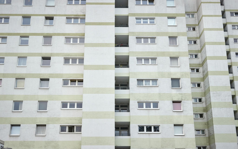 Blick auf ein Wohnhaus in Hamburg-Eidelstedt. In Deutschland stehen immer weniger Wohnungen leer. - Foto: Georg Wendt/dpa