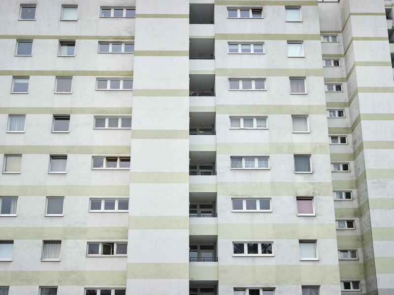 Blick auf ein Wohnhaus in Hamburg-Eidelstedt. In Deutschland stehen immer weniger Wohnungen leer. - Foto: Georg Wendt/dpa