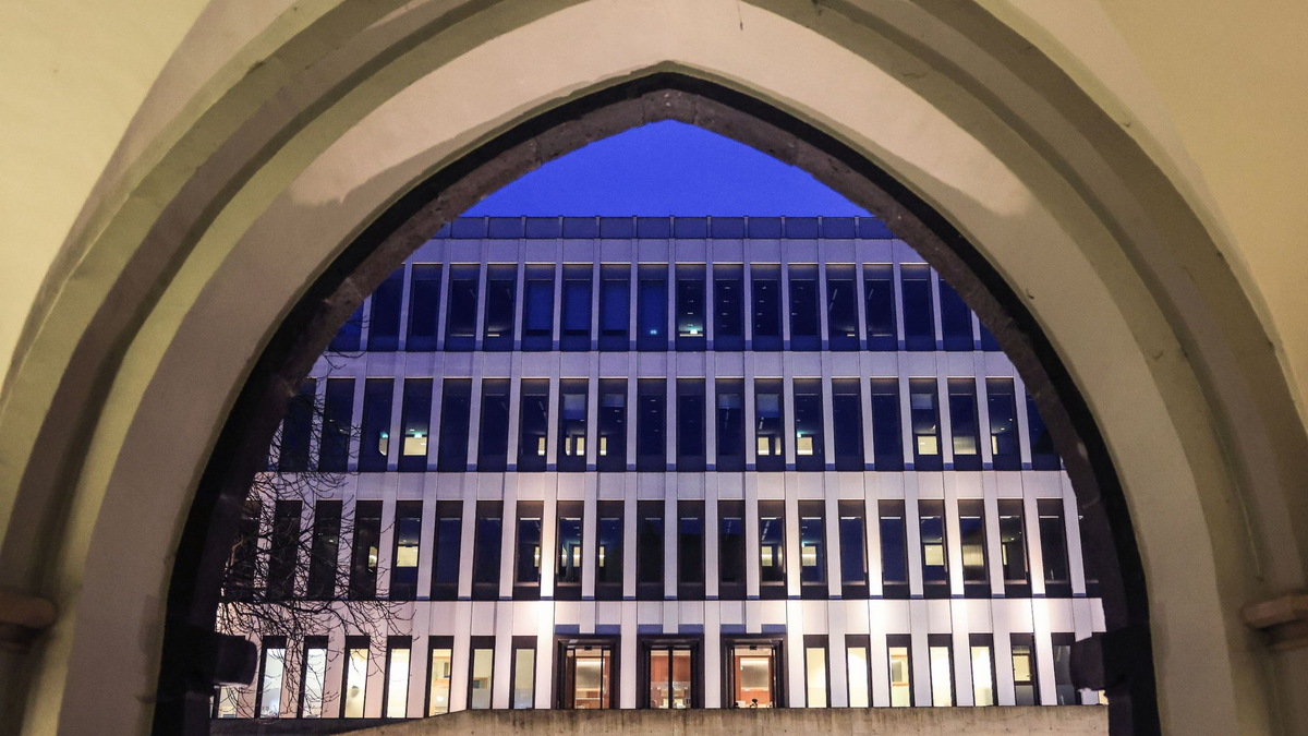 Am Landgericht in Aachen ist ein 28-Jähriger wegen Mordes zu lebenslanger Haft verurteilt worden. - Foto: Oliver Berg/dpa