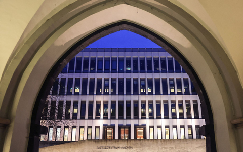 Am Landgericht in Aachen ist ein 28-Jähriger wegen Mordes zu lebenslanger Haft verurteilt worden. - Foto: Oliver Berg/dpa