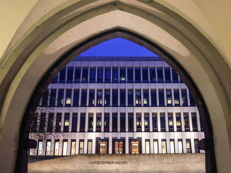 Am Landgericht in Aachen ist ein 28-Jähriger wegen Mordes zu lebenslanger Haft verurteilt worden. - Foto: Oliver Berg/dpa