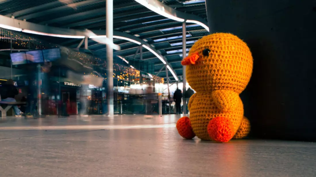 Ein Kuscheltier sitzt in einem Bahnhof in Utrecht. - Bild: Nederlandse Spoorwegen/dpa