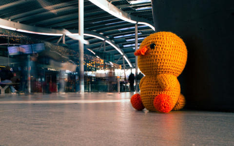 Ein Kuscheltier sitzt in einem Bahnhof in Utrecht. - Foto: Nederlandse Spoorwegen/dpa