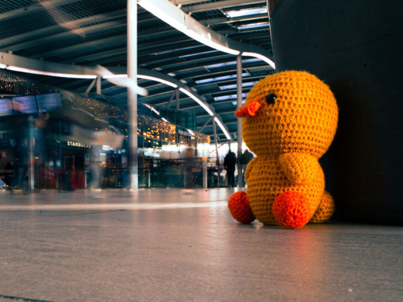 Ein Kuscheltier sitzt in einem Bahnhof in Utrecht. - Foto: Nederlandse Spoorwegen/dpa