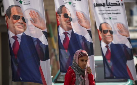 Plakaten des ägyptischen Präsidenten Al-Sisi. Der Amtsinhaber hat die Wahl in dem bevölkerungsreichsten Land der arabischen Welt erneut für sich entschieden. - Foto: Gehad Hamdy/dpa
