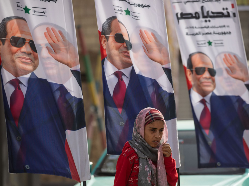 Plakaten des ägyptischen Präsidenten Al-Sisi. Der Amtsinhaber hat die Wahl in dem bevölkerungsreichsten Land der arabischen Welt erneut für sich entschieden. - Foto: Gehad Hamdy/dpa