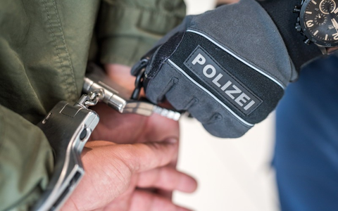 Bundespolizeidirektion München: Jeden Tag ein Haftbefehl/ Bundespolizei bringt zwei Männer hinter Gitter und treibt Justizschulden ein - Foto: presseportal.de