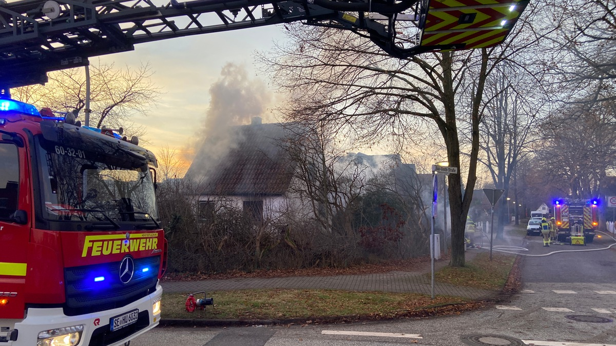 FW-SE: Leerstehendes Einfamilienhaus in Henstedt-Ulzburg brennt komplett aus - Foto: presseportal.de