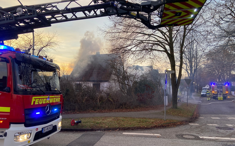 FW-SE: Leerstehendes Einfamilienhaus in Henstedt-Ulzburg brennt komplett aus - Foto: presseportal.de