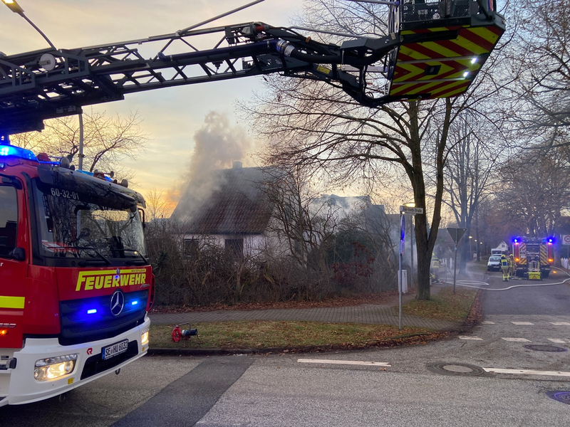 FW-SE: Leerstehendes Einfamilienhaus in Henstedt-Ulzburg brennt komplett aus - Foto: presseportal.de