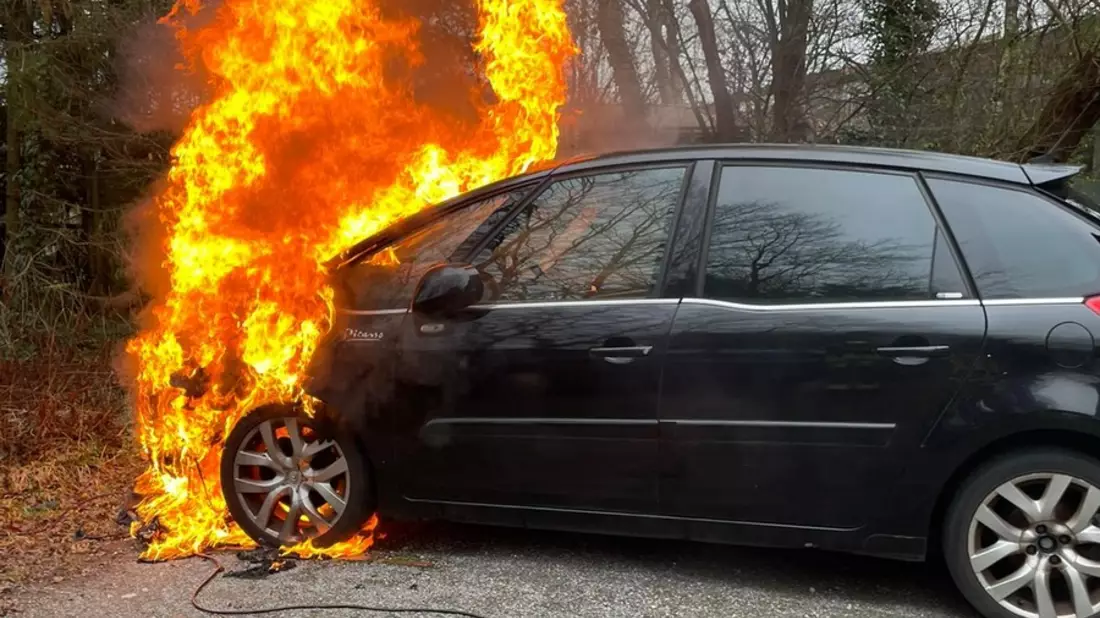 FW-EN: Wetter - Fahrzeugbrand in Grundschöttel - Bild: presseportal.de