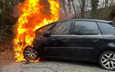 FW-EN: Wetter - Fahrzeugbrand in Grundschöttel - Foto: presseportal.de