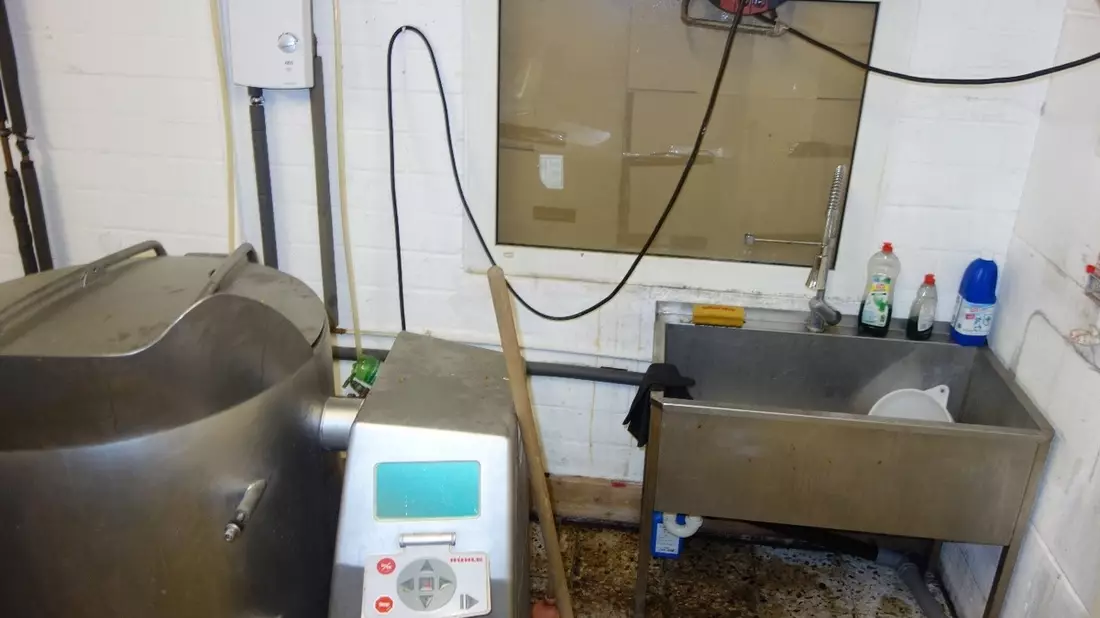 HZA-BS: Zöllner der Kontrolleinheit Verkehrswege Göttingen entdecken illegale Wasserpfeifentabakproduktionsstätte im Landkreis Hameln - Bild: presseportal.de