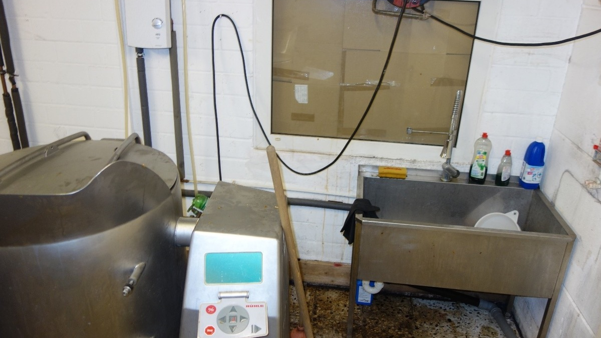 HZA-BS: Zöllner der Kontrolleinheit Verkehrswege Göttingen entdecken illegale Wasserpfeifentabakproduktionsstätte im Landkreis Hameln - Foto: presseportal.de