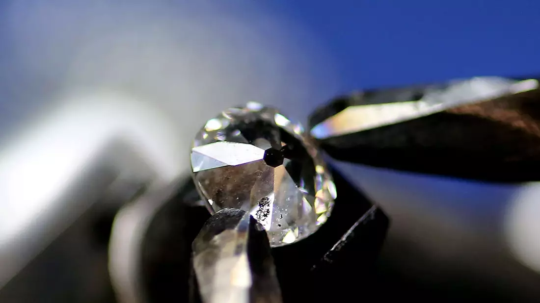 Russland gilt als weltweit größter Produzent von Rohdiamanten. 2021 hatte der staatliche Diamantenförderer Alrosa Einnahmen in Höhe von 332 Milliarden Rubel (rund 3,4 Milliarden Euro). - Bild: Oliver Berg/dpa