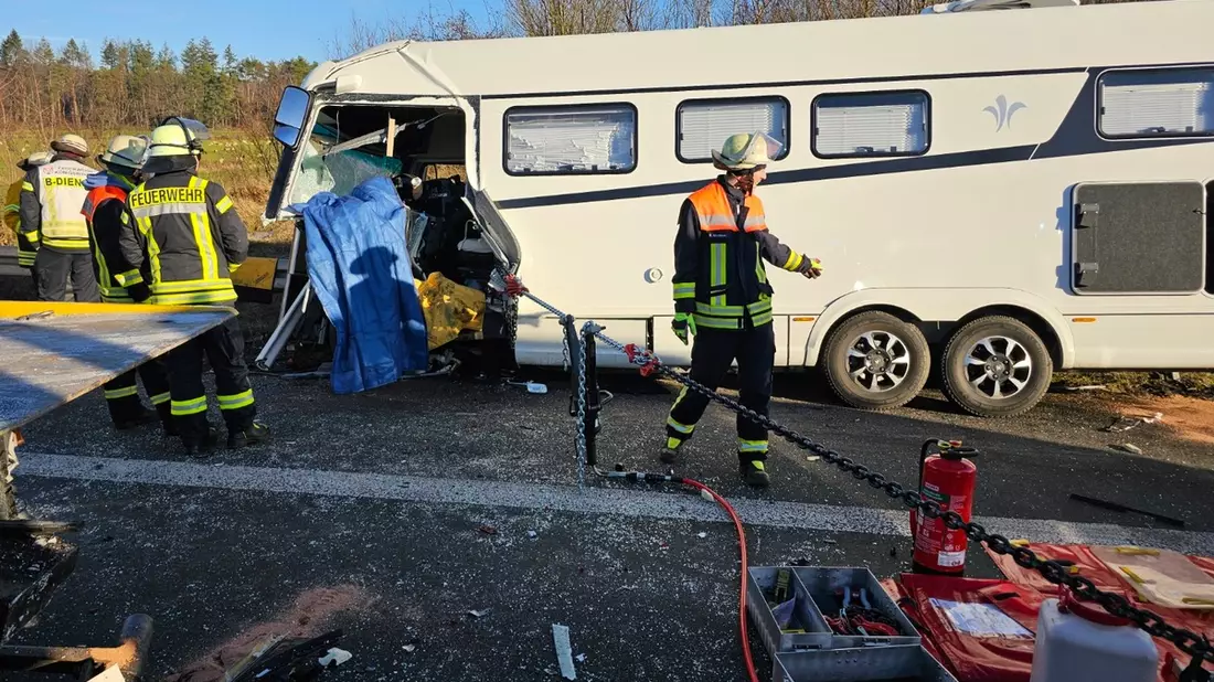 FW Königswinter: 5 Verletzte bei schwerem Verkehrsunfall am Stauende auf A3 - Eine Person durch die Feuerwehr befreit - Bild: presseportal.de