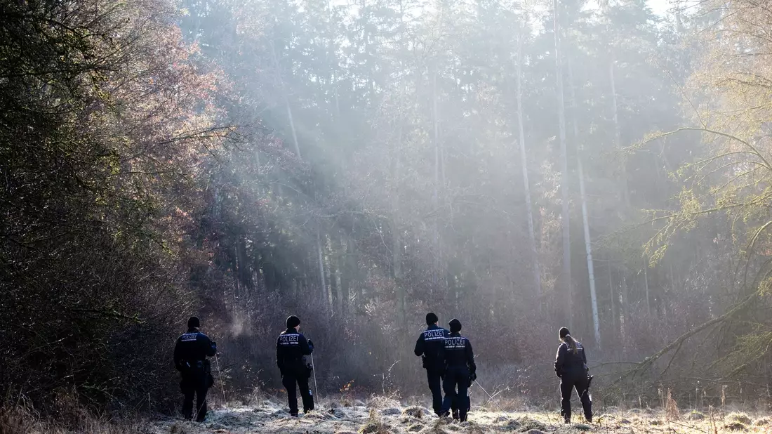 Rund 200 Einsatzkräfte der Polizei, Feuerwehr und des Technischen Hilfswerks beteiligten sich an der Suche nach einer Zweijährigen, die im im baden-württembergischen Landkreis Sigmaringen vermisst wird. - Bild: Christoph Schmidt/dpa
