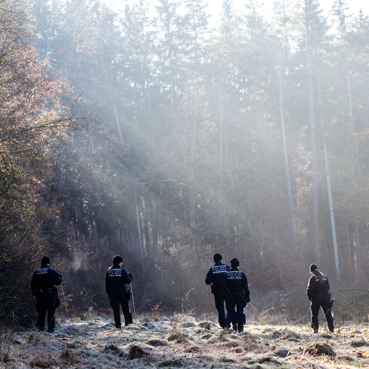 Rund 200 Einsatzkräfte der Polizei, Feuerwehr und des Technischen Hilfswerks beteiligten sich an der Suche nach einer Zweijährigen, die im im baden-württembergischen Landkreis Sigmaringen vermisst wird. - Foto: Christoph Schmidt/dpa