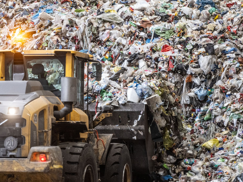 Müll überwiegend aus dem sogenannten „Gelben Säcken“ wird nach der Anlieferung von einem Radlader in die Sortieranlage für Leichtverpackungen transportiert. - Foto: Bernd Thissen/dpa