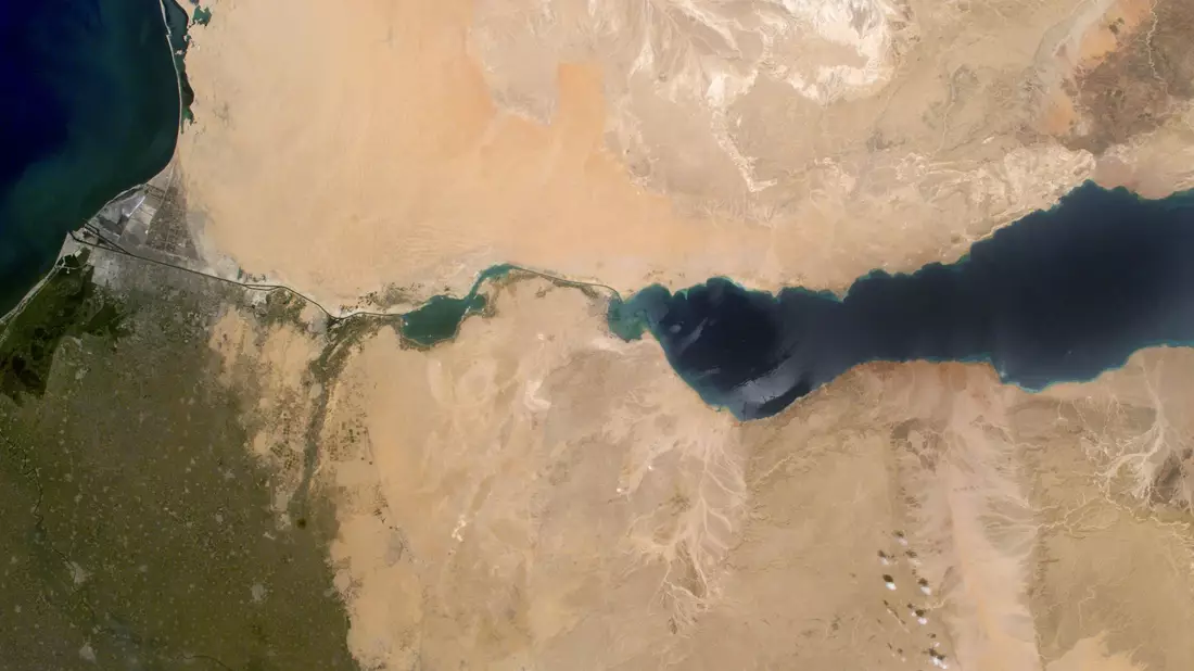 Der Suezkanal verbindet das Mittelmeeer im Norden (l) mit dem Roten Meer im Süden (r). - Bild: Fotoreport Nasa/dpa