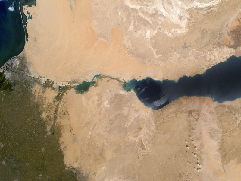 Der Suezkanal verbindet das Mittelmeeer im Norden (l) mit dem Roten Meer im Süden (r). - Foto: Fotoreport Nasa/dpa