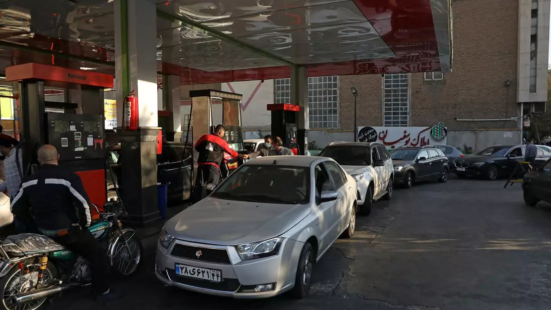 Tankstelle in Teheran. Irans Regierung hat seinen Erzfeind Israel für einen mutmaßlichen Hackerangriff auf Tankstellen verantwortlich gemacht. - Bild: Vahid Salemi/AP/dpa