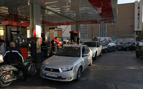 Tankstelle in Teheran. Irans Regierung hat seinen Erzfeind Israel fĂŒr einen mutmaĂlichen Hackerangriff auf Tankstellen verantwortlich gemacht. - Foto: Vahid Salemi/AP/dpa Tankstelle in Teheran. Irans Regierung hat seinen Erzfeind Israel fĂŒr einen mutmaĂlichen Hackerangriff auf Tankstellen verantwortlich gemacht. - Foto: Vahid Salemi/AP/dpa