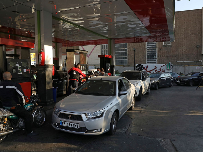 Tankstelle in Teheran. Irans Regierung hat seinen Erzfeind Israel fĂŒr einen mutmaĂlichen Hackerangriff auf Tankstellen verantwortlich gemacht. - Foto: Vahid Salemi/AP/dpa