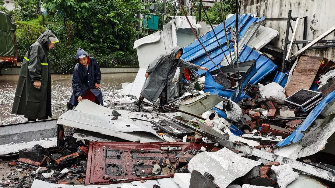 Einsatzkräfte durchsuchen die Trümmer eines Hauses nach einem Erdbeben in der südwestchinesischen Provinz Sichuan im September 2021. (Archivbild) - Bild: Uncredited/CHINATOPIX/AP/dpa