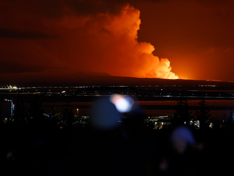 Der Nachthimmel im Südwesten Islands färbt sich rötlich. - Foto: Brynjar Gunnarsson/AP