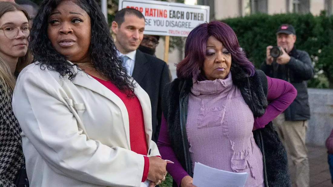 Shaye Moss (l) und ihre Mutter Ruby Freeman reichten eine Unterlassungsklage gegen Rudy Giuliani ein. - Bild: Alex Brandon/AP