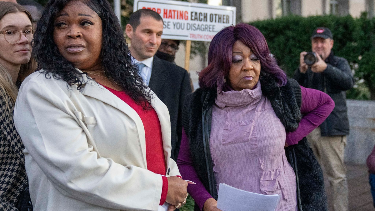 Shaye Moss (l) und ihre Mutter Ruby Freeman reichten eine Unterlassungsklage gegen Rudy Giuliani ein. - Foto: Alex Brandon/AP