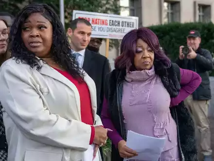 Shaye Moss (l) und ihre Mutter Ruby Freeman reichten eine Unterlassungsklage gegen Rudy Giuliani ein. - Foto: Alex Brandon/AP