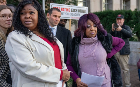 Shaye Moss (l) und ihre Mutter Ruby Freeman reichten eine Unterlassungsklage gegen Rudy Giuliani ein. - Foto: Alex Brandon/AP
