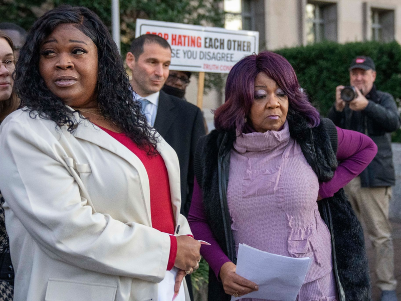 Shaye Moss (l) und ihre Mutter Ruby Freeman reichten eine Unterlassungsklage gegen Rudy Giuliani ein. - Foto: Alex Brandon/AP