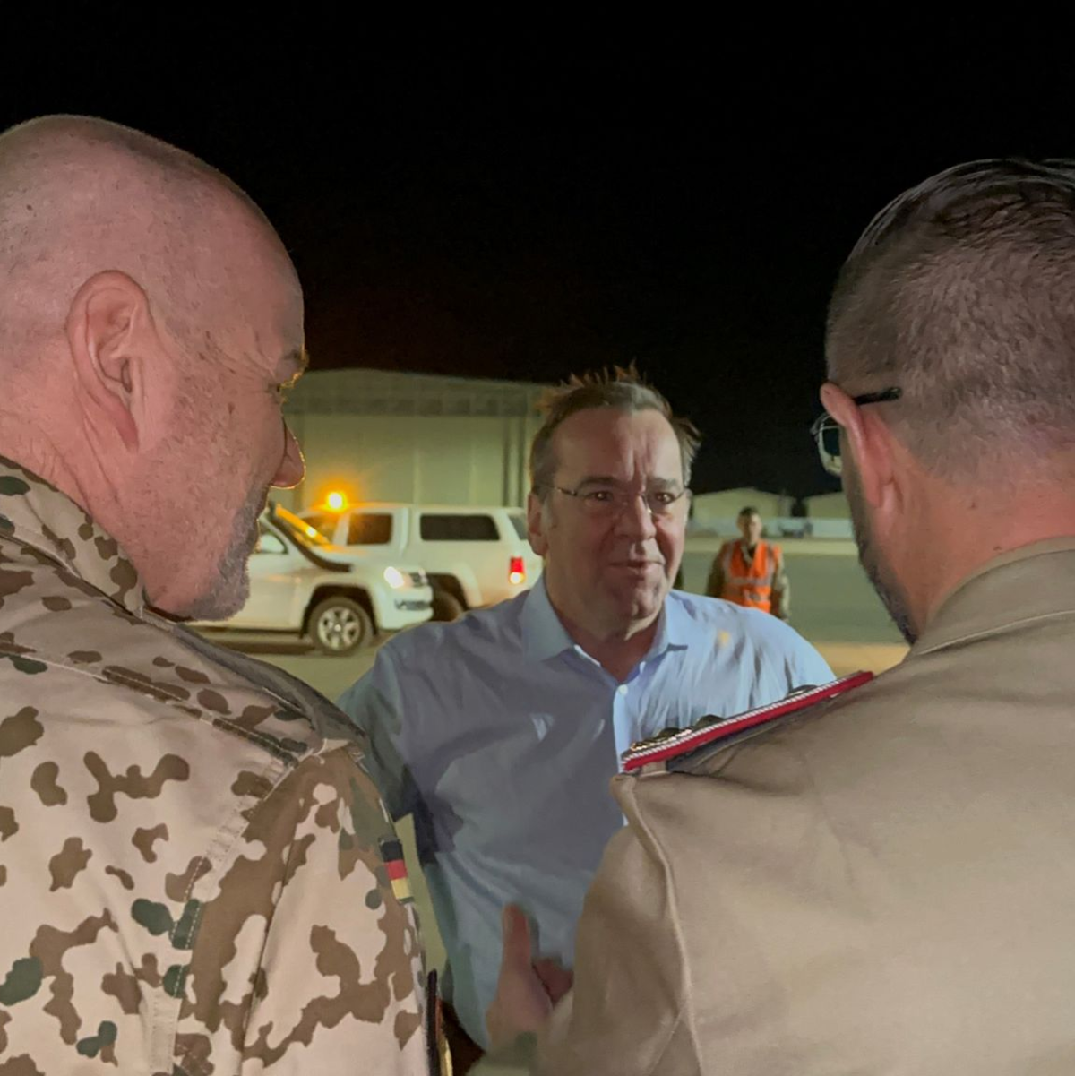 Verteidigungsminister Boris Pistorius (M) kommt am Flugafen in Niamey an. - Foto: Carsten Hoffmann/dpa