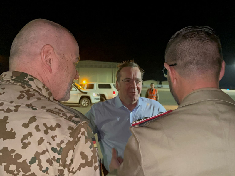 Verteidigungsminister Boris Pistorius (M) kommt am Flugafen in Niamey an. - Foto: Carsten Hoffmann/dpa