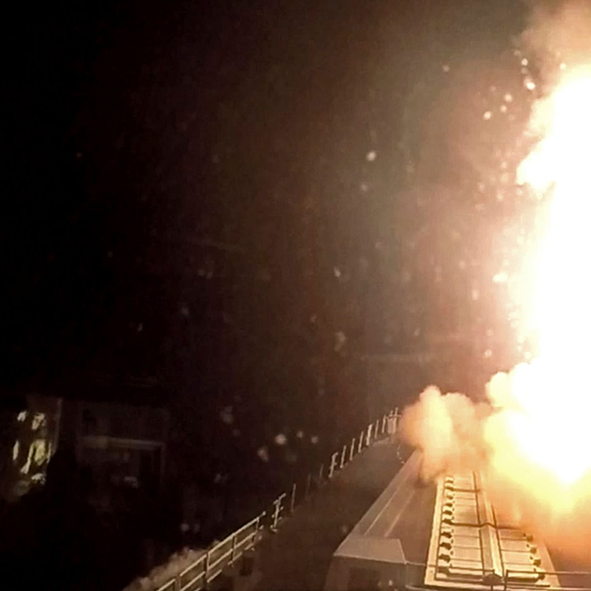 Die «HMS Diamond» feuert eine Sea-Viper-Rakete ab, um eine Drohne über dem Roten Meer abzuschießen. - Foto: HMS Diamond/Royal Navy/AP/dpa