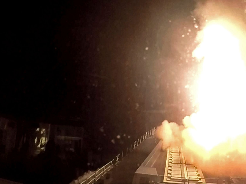 Die «HMS Diamond» feuert eine Sea-Viper-Rakete ab, um eine Drohne über dem Roten Meer abzuschießen. - Foto: HMS Diamond/Royal Navy/AP/dpa