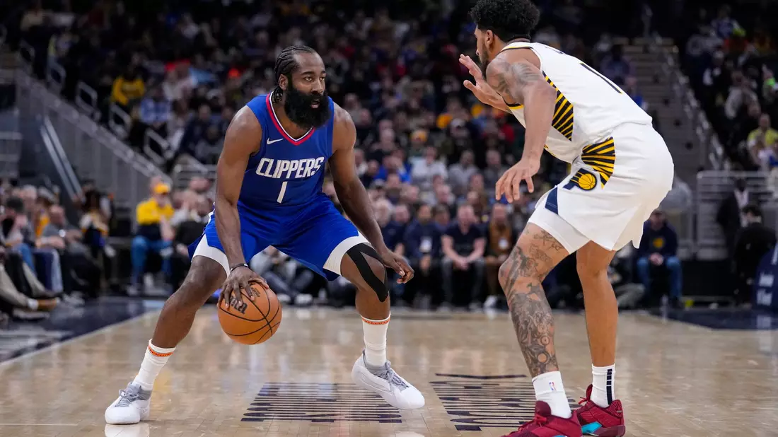 Clippers-Guard James Harden (l) in Aktion gegen Pacers-Forward Obi Toppin. - Bild: Michael Conroy/AP