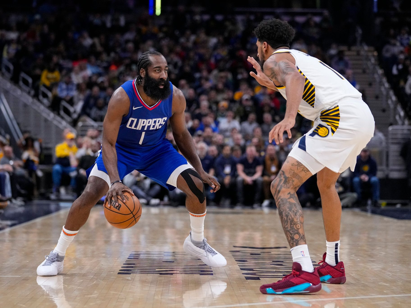 Clippers-Guard James Harden (l) in Aktion gegen Pacers-Forward Obi Toppin. - Foto: Michael Conroy/AP
