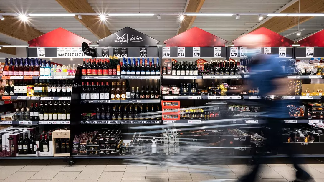 An Weihnachten wird aufgetischt: Gutes Essen gehört zum Fest dazu. Die Supermarktketten liefern sich deshalb einen harten Wettbewerb. (Symbolbild) - Bild: Federico Gambarini/dpa