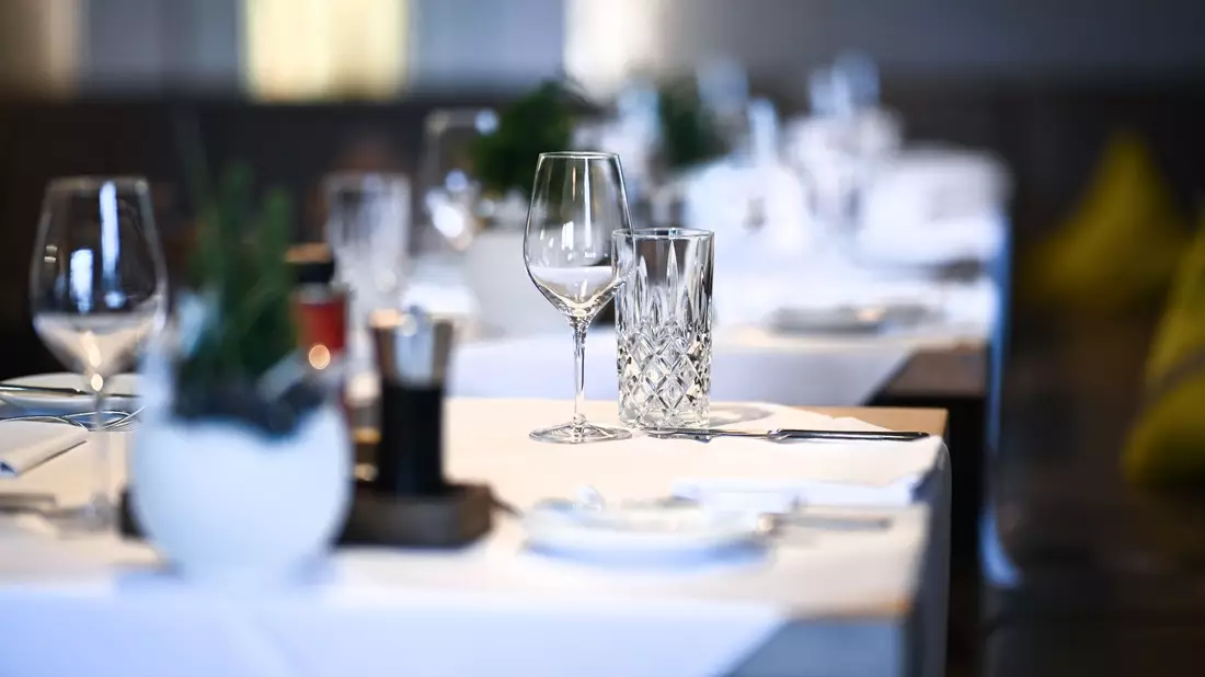 Von der einen Krise in die nächste: Auch im kommenden Jahr werden die Preise in Hotels in Deutschland wohl weiter steigen. - Bild: Felix Kästle/dpa