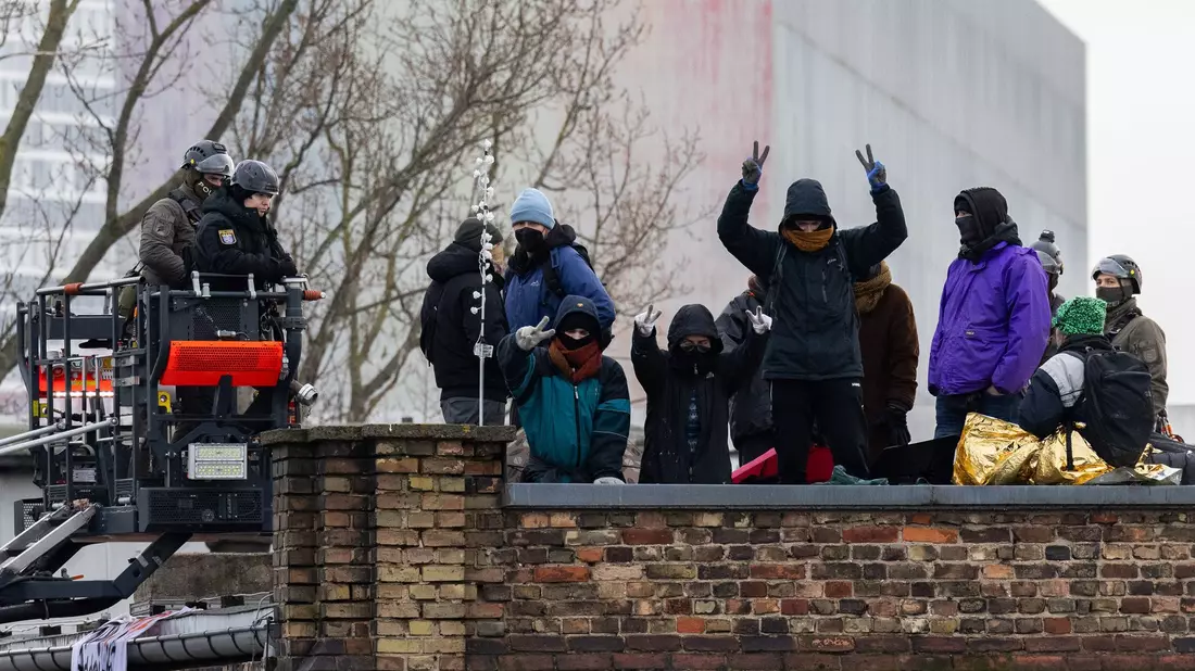 Polizisten des SEK am Dach der einstigen Dondorf-Druckerei. - Bild: Lando Hass/dpa