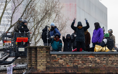 Polizisten des SEK am Dach der einstigen Dondorf-Druckerei. - Foto: Lando Hass/dpa