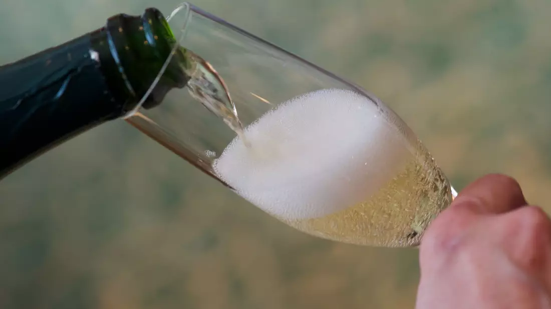 Prost: Im vergangenen Jahr tranken die Menschen in Deutschland ab 16 Jahren im Schnitt 38 Gläser Sekt. - Bild: Peter Endig/dpa-Zentralbild/dpa
