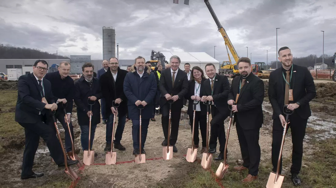 Spatenstich: Gruppenfoto - ASTA BIH 2023 - Bild: ASTA-Gruppe über pressetext.de