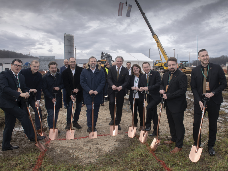 Spatenstich: Gruppenfoto - ASTA BIH 2023 - Foto: ASTA-Gruppe über pressetext.de