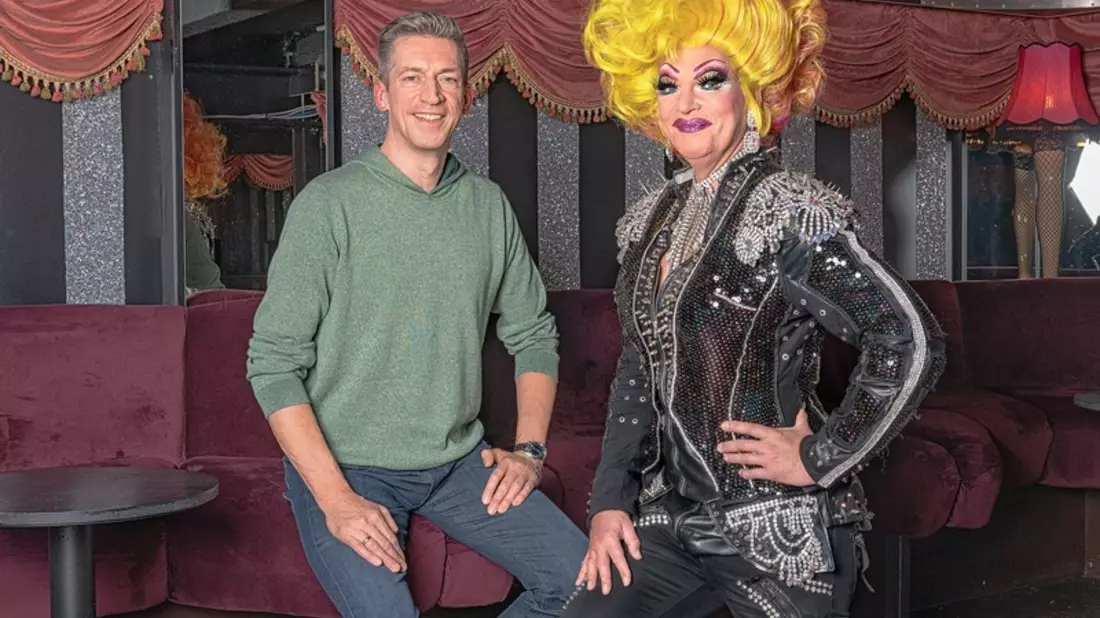 Olivia Jones: Ich wollte nie an den Tod denken / Mit Moderator Steffen Hallaschka setzt sich die Dragqueen in der Doku Sterben für Anfänger mit der Endlichkeit auseinander - und erntet viel Lob - Bild: presseportal.de