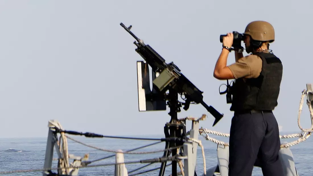 Ein US-Soldat steht auf einem Kriegsschiff der US-Marine. Die USA reagieren mit einer neuen Allianz auf die Angriffe der Huthi-Rebellen auf Frachtschiffe. (Archivbild) - Bild: -/Informationstechniker 2.Klasse Ruskin Naval/US Navy/AP/dpa